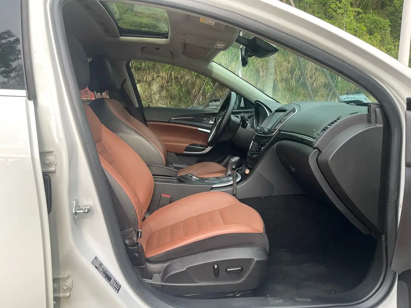 Photo 11 - Buick Regal