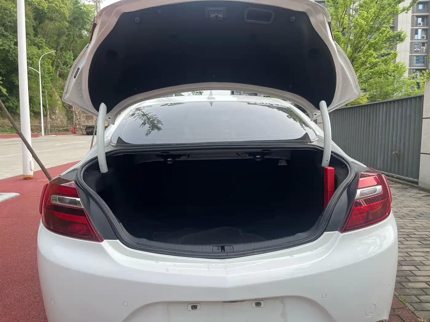 Photo 14 - Buick Regal