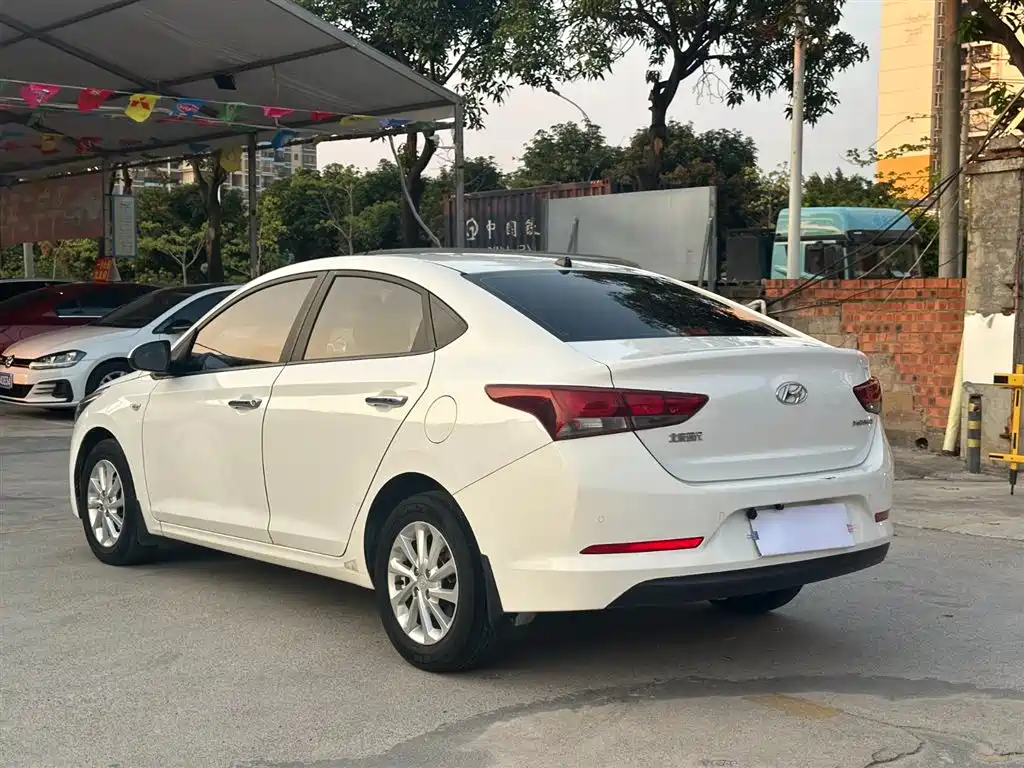 Hyundai Verna 2016 1.4L Automatic Cool Edition GLS фото 16