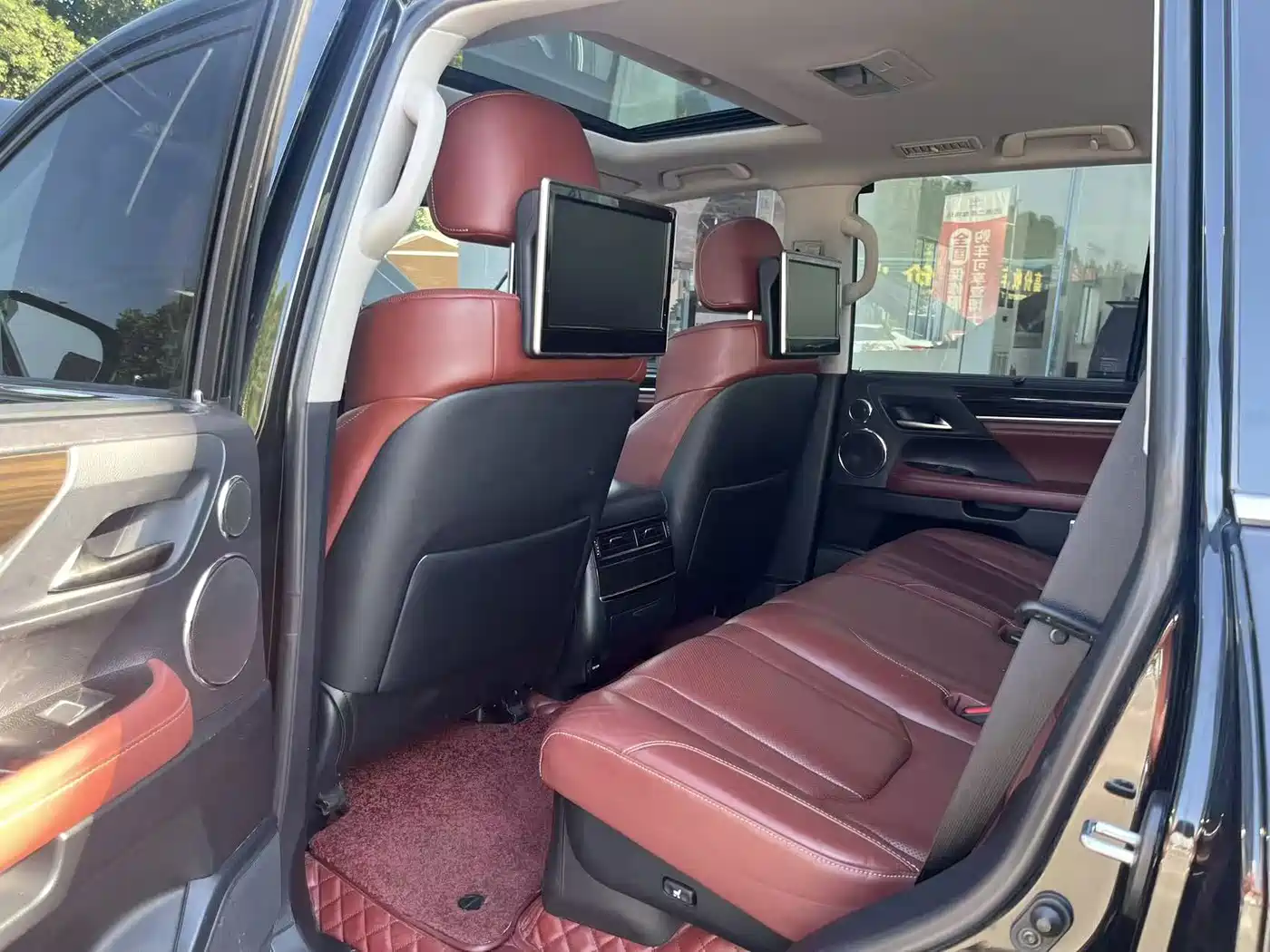 Фото 8 - Lexus LX