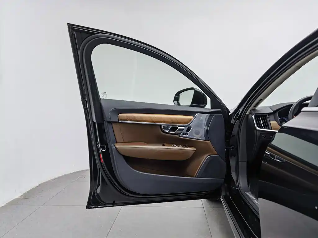 صورة 8 - Volvo S90