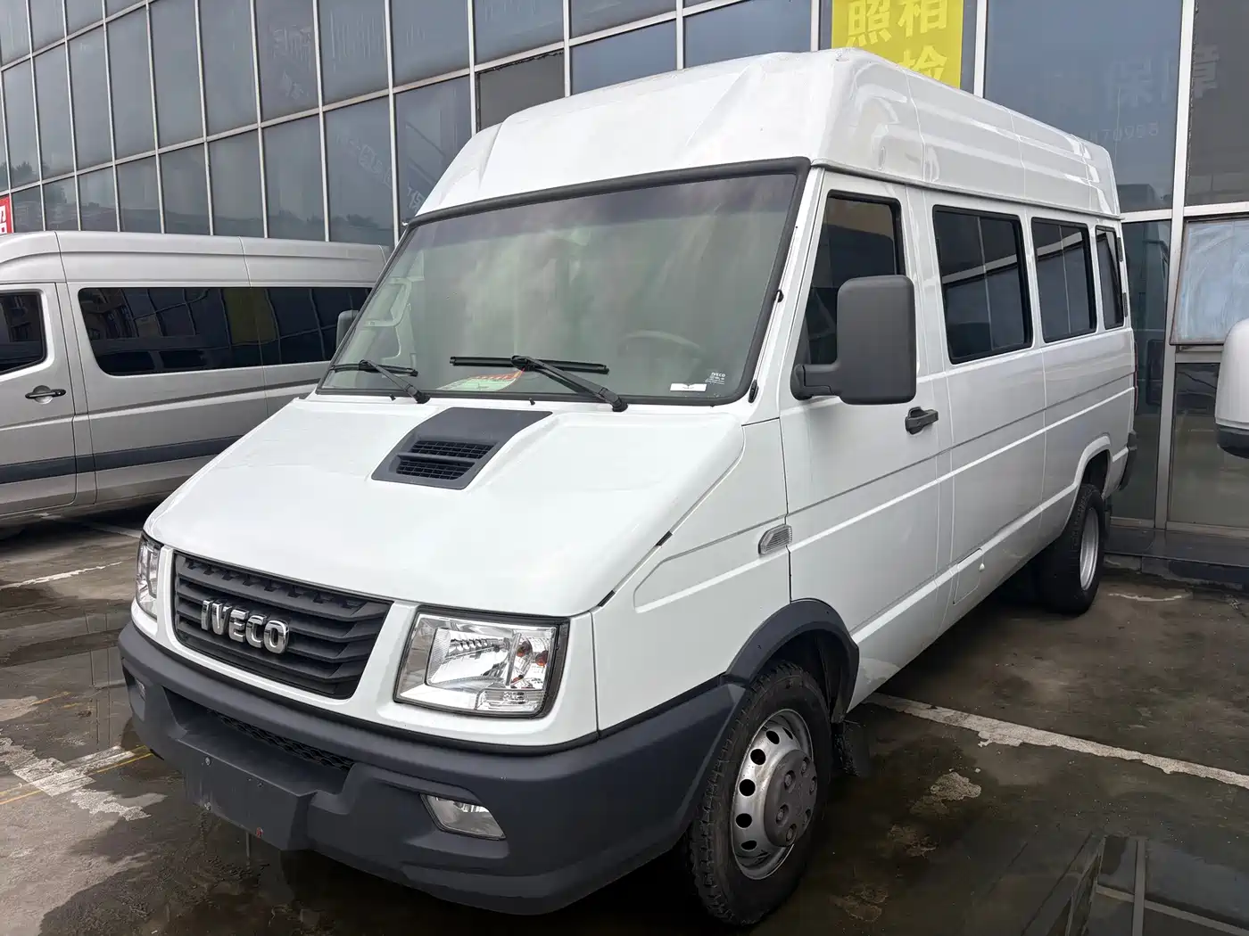 Iveco Daily 2023 2022 2.5T A37 M1 Bus 5-9 Seats Long Wheelbase Medium Roof Dual Tire Sliding Door