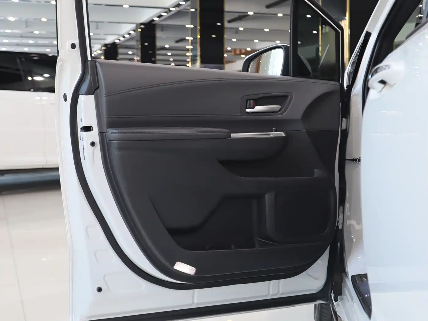 Toyota Sienna 2023 2.5L Hybrid Premium Edition фото 5