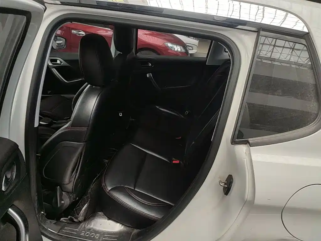 Peugeot 2008 2014 1.6L Automatic Fashion Edition фото 17
