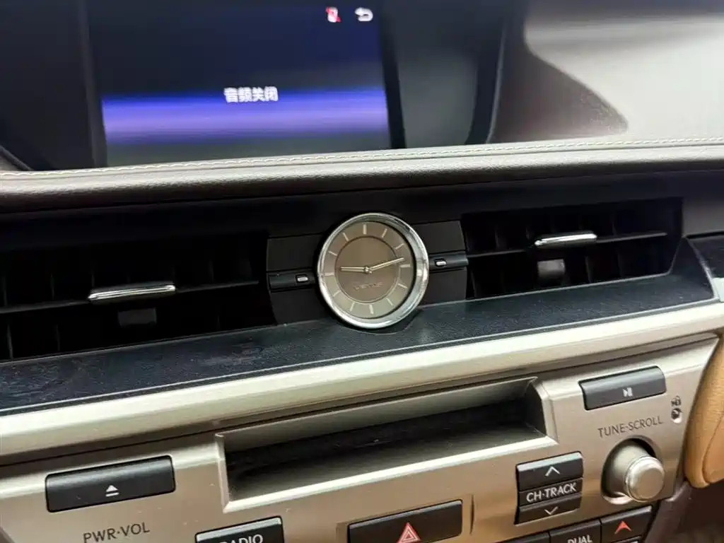 Lexus ES 2015 300h Comfort Edition фото 10