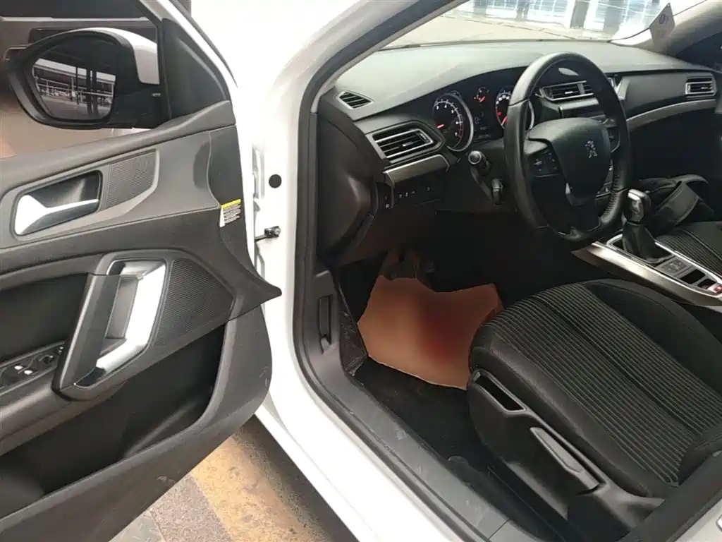 Peugeot 408 2016 1.6T Automatic Luxury Edition фото 16