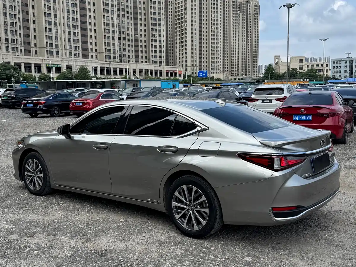 Lexus ES 2022 300h Ultimate Edition фото 3