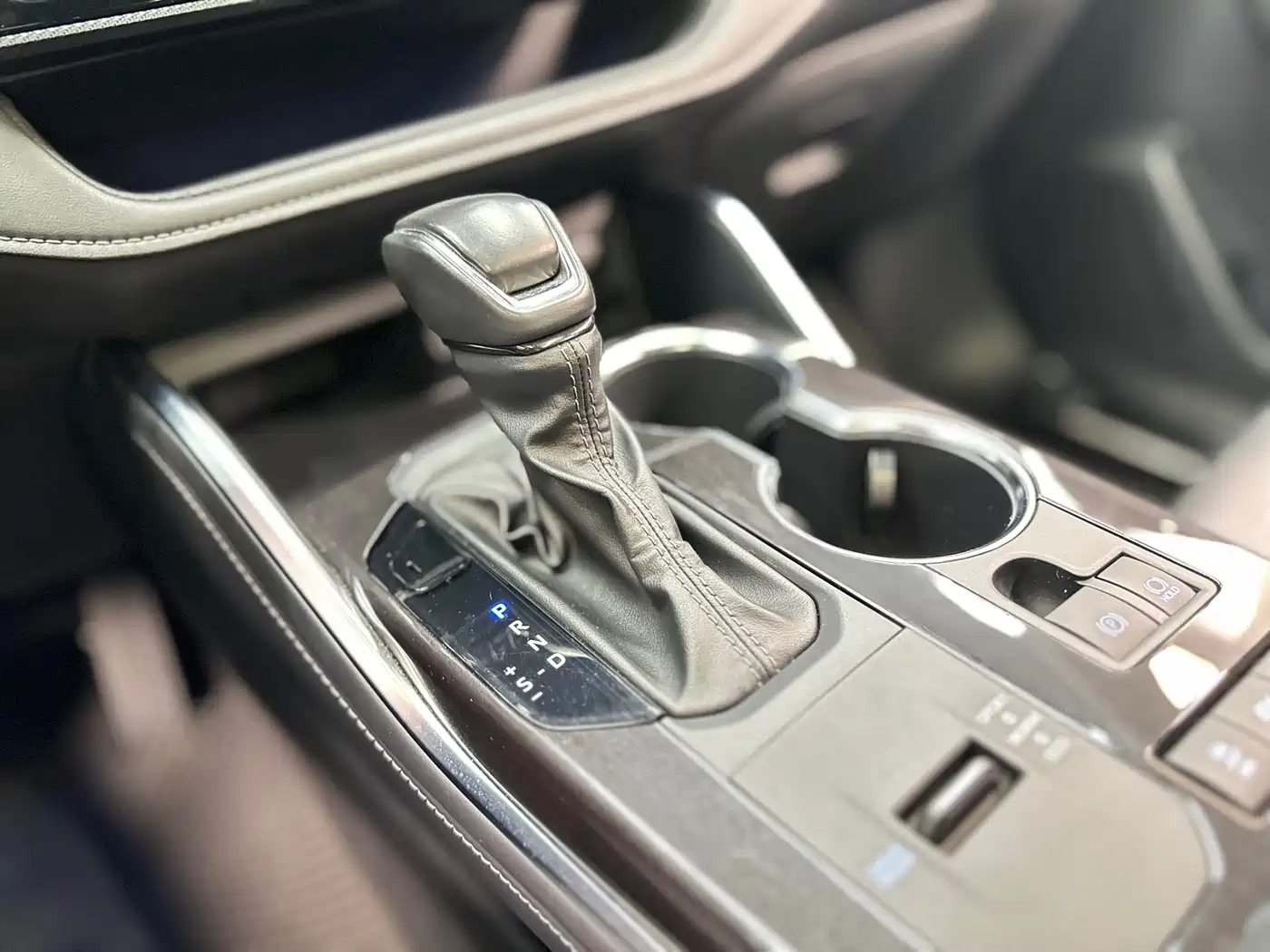 Toyota Crown Kluger 2021 2.5L HEV 4WD Premium фото 32