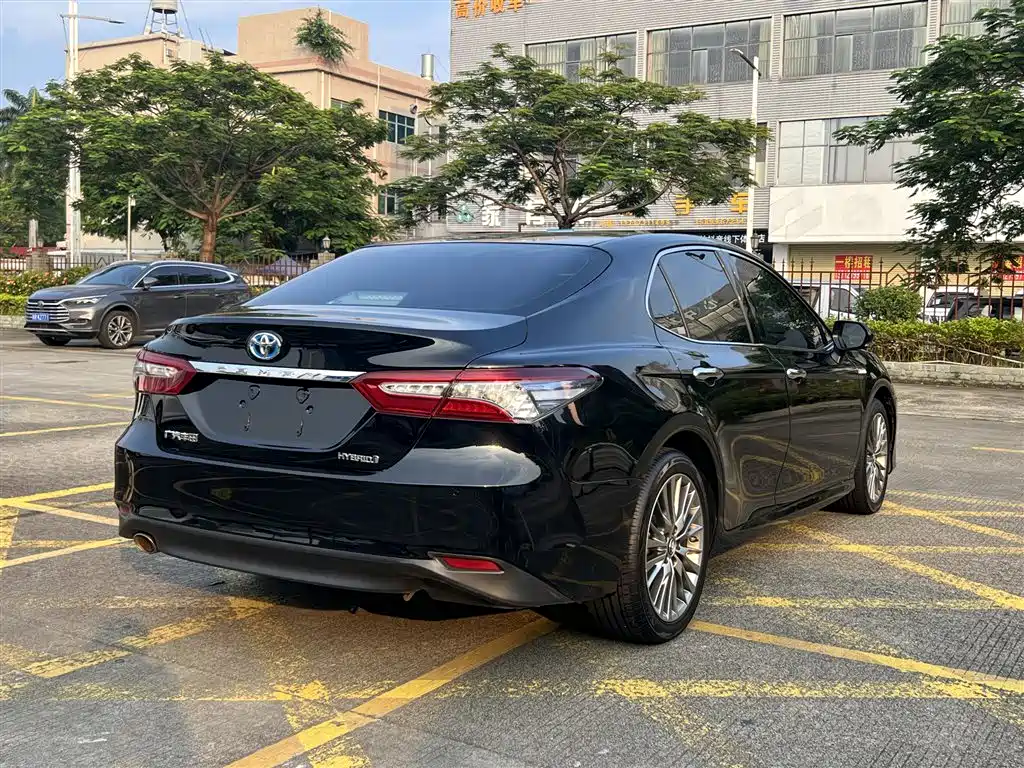 Фото 9 - Toyota Camry