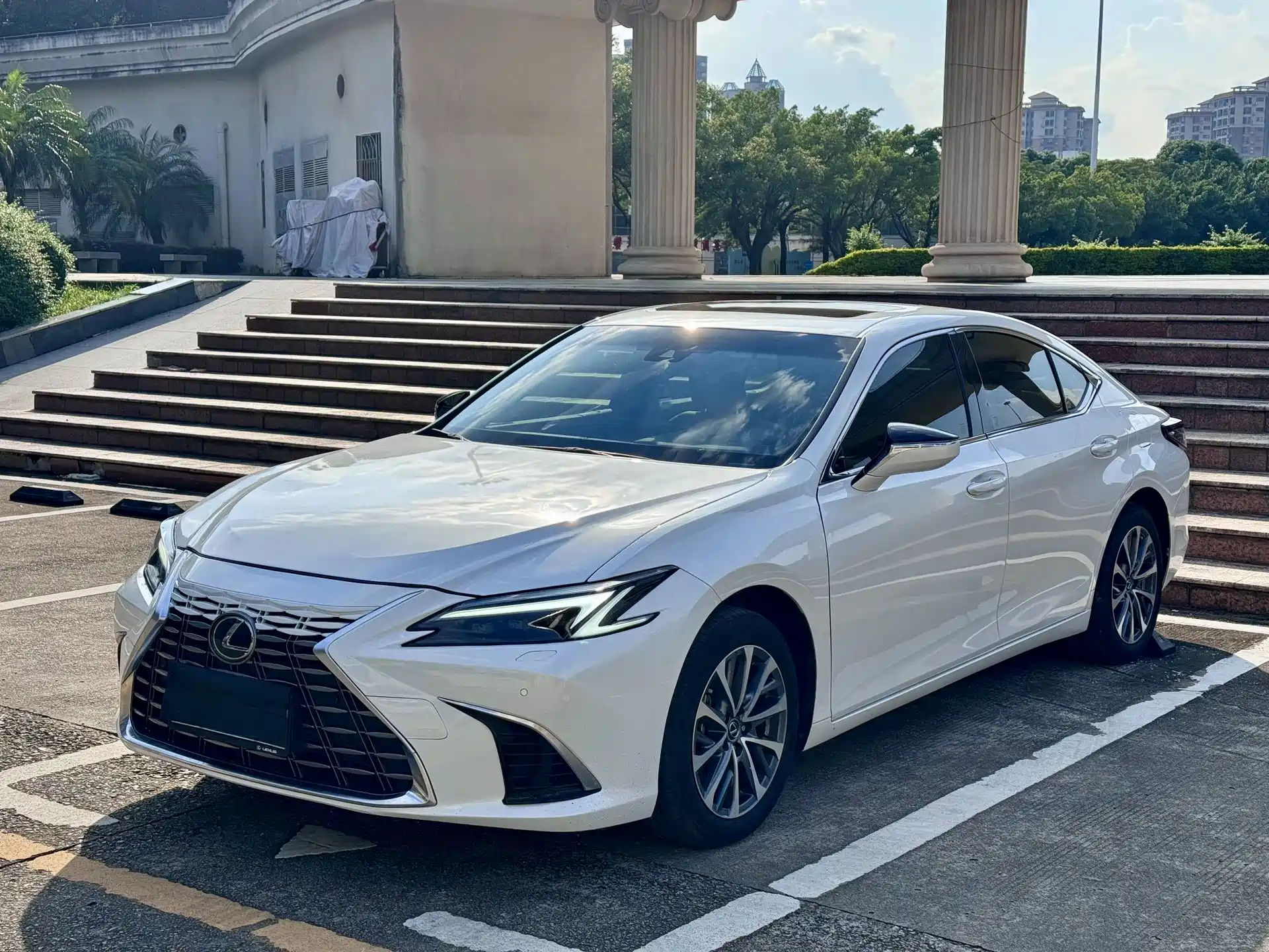 Photo 1 - Lexus ES