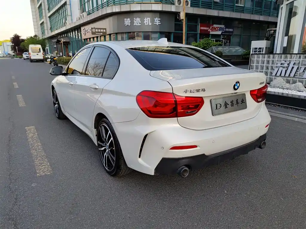 BMW 1 Series 2021 125i M Sport Black Night Edition фото 12