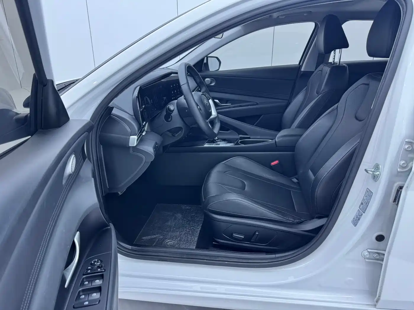 Hyundai Elantra 2023 Model 1.5L CVT LUX Premium Edition фото 7