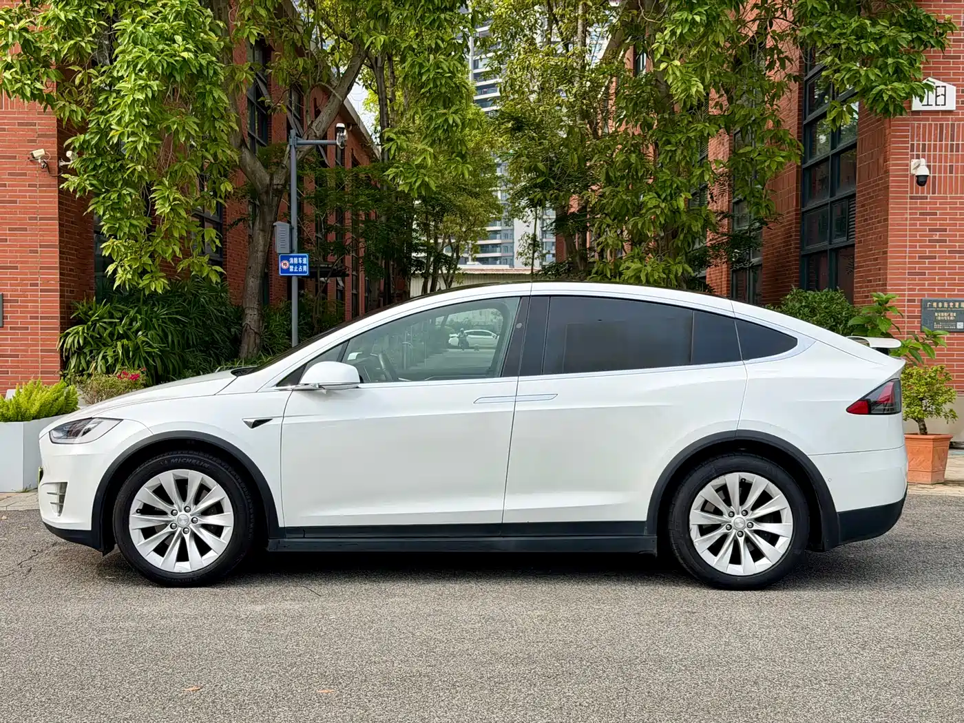 TESLA MODEL X
