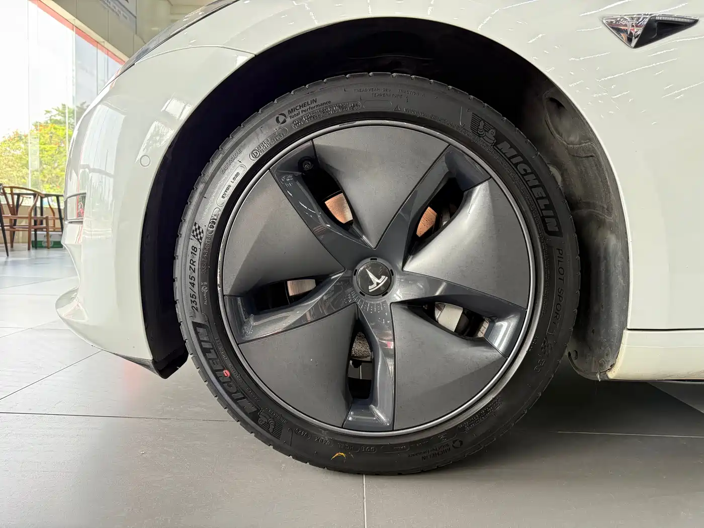 TESLA MODEL 3