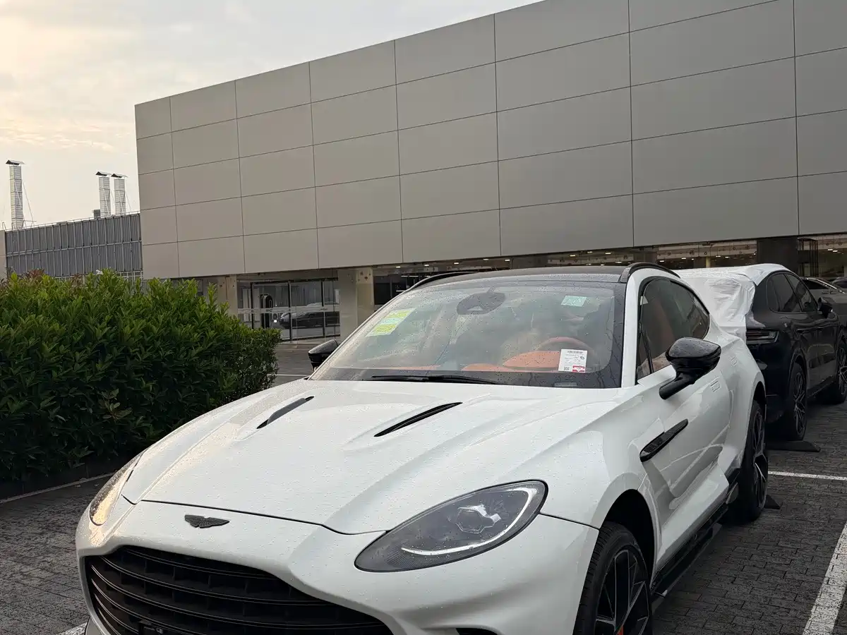 Aston Martin DBX 2026 2025 4.0T V8 707