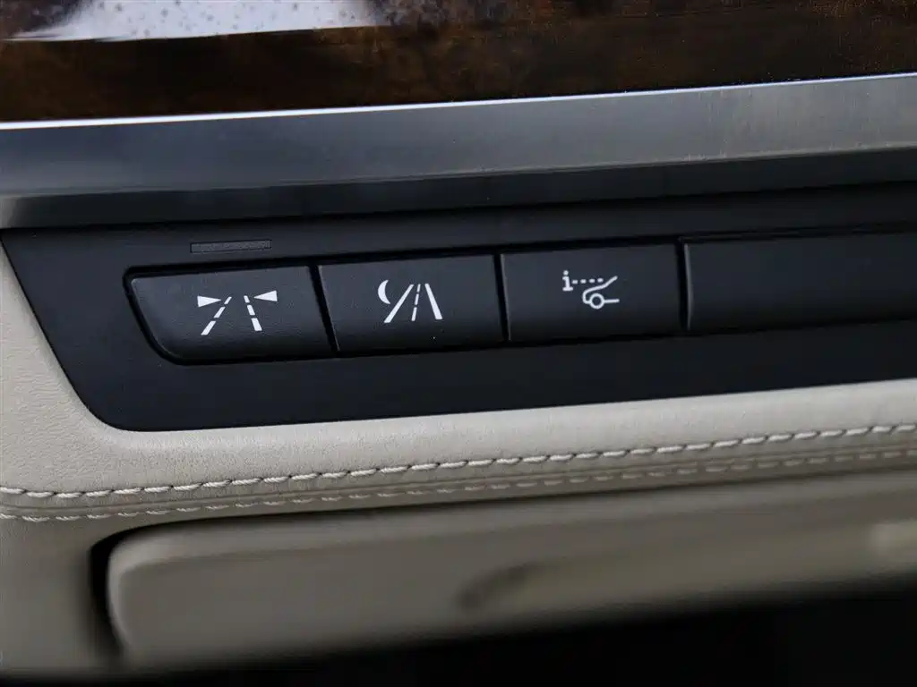BMW 7 Series 2010 760Li фото 5