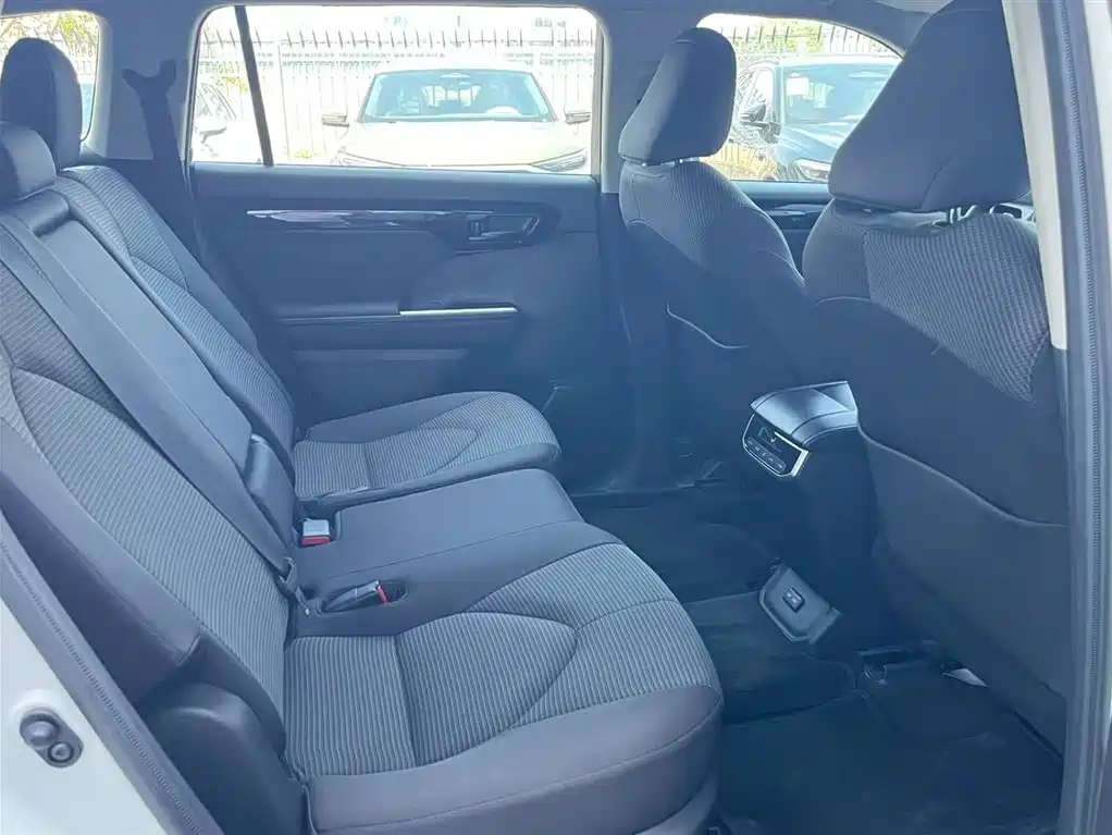 TOYOTA HIGHLANDER