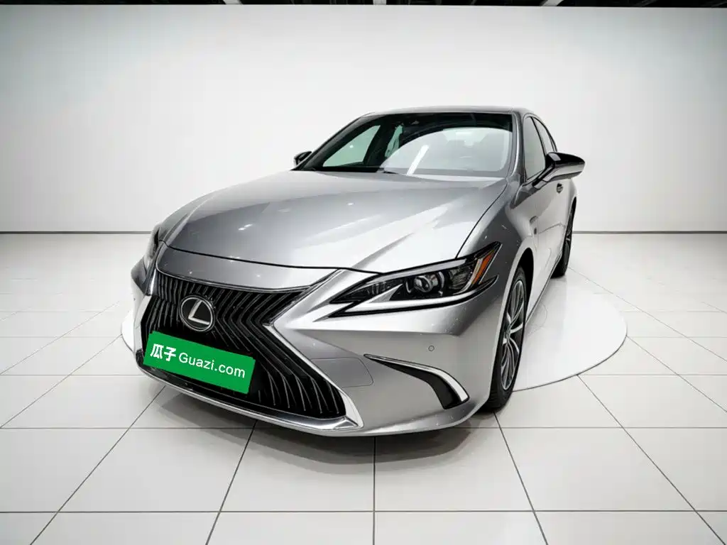 Фото 24 - Lexus ES