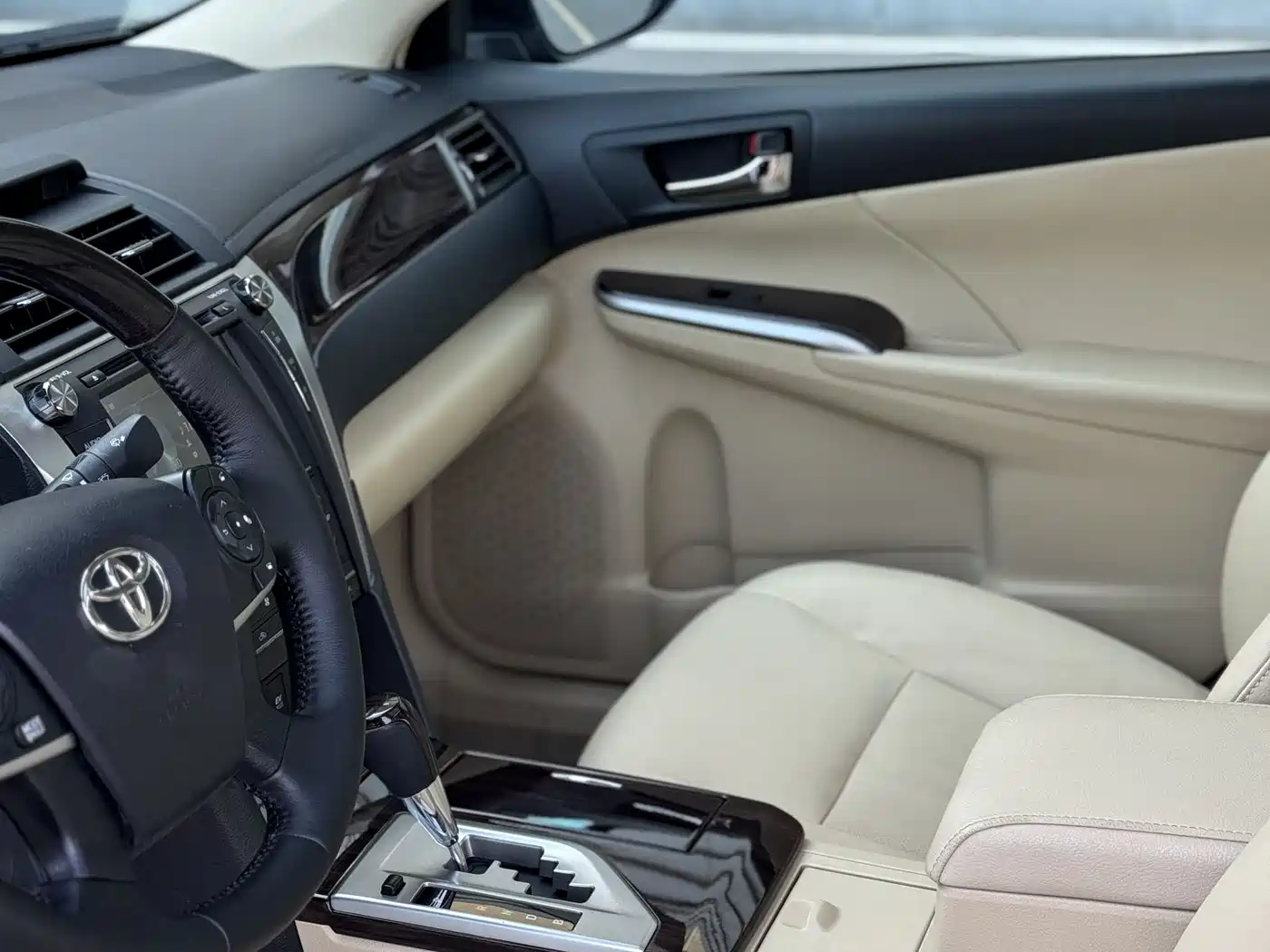 Toyota Camry 2015 Dual Engine 2.5HG Luxury Navigation Edition фото 13