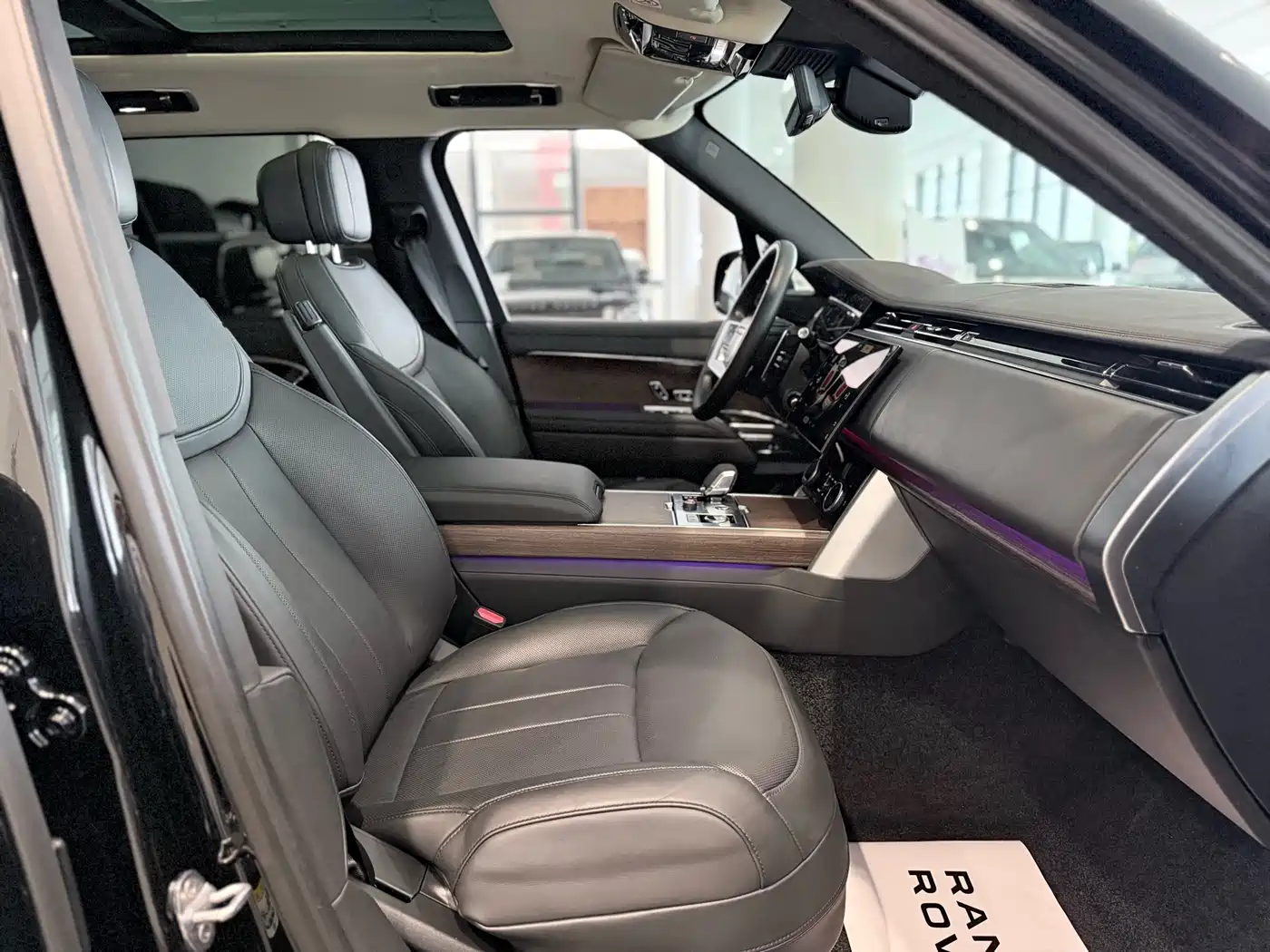 Land Rover Range Rover 2023 3.0 L6 360PS Golden Age Edition фото 21
