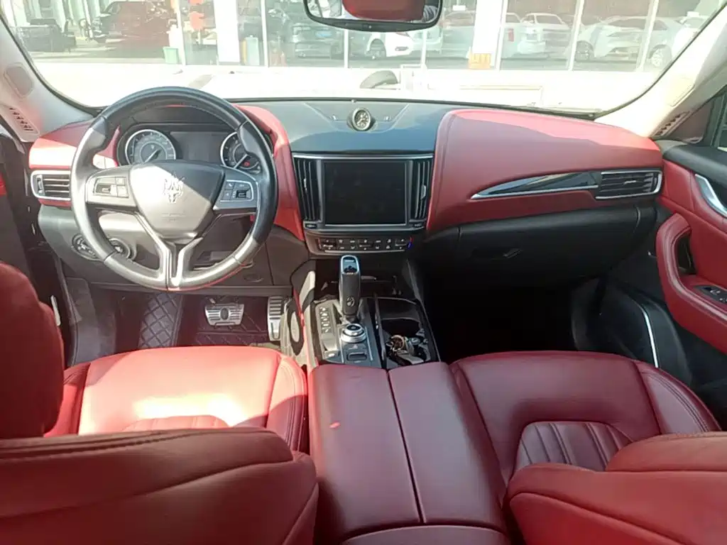 Photo 10 - Maserati Levante