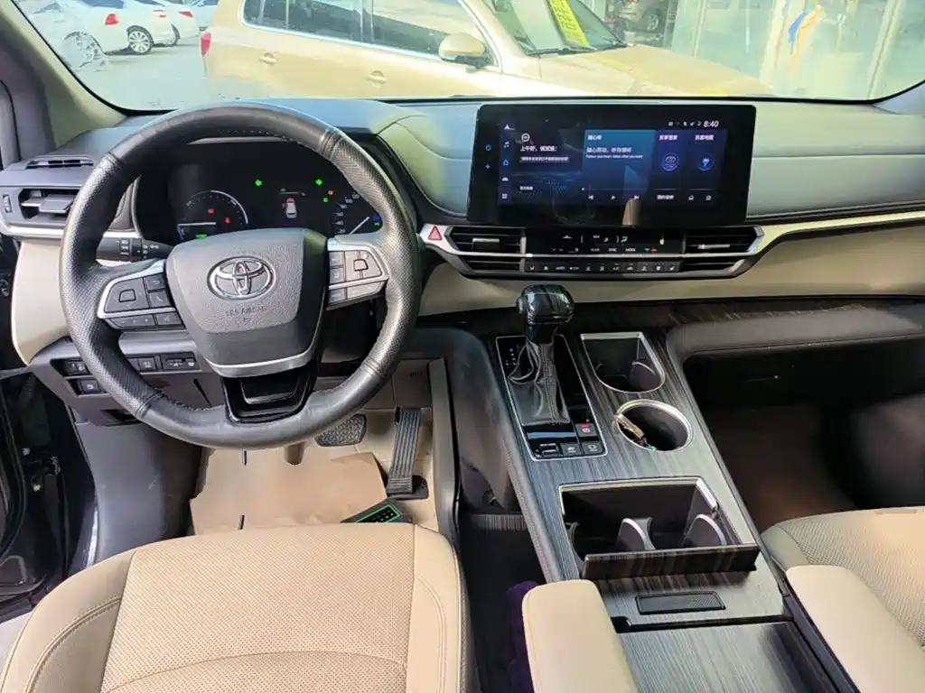 Фото 10 - Toyota Granvia