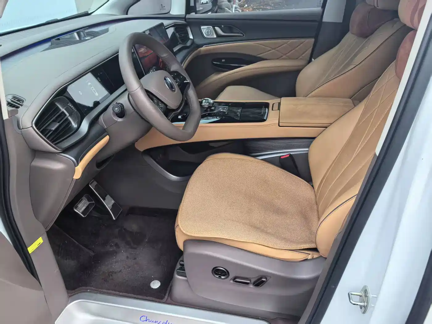 Denza D9 2022 DM-i 970 All-Wheel Drive Honor Edition фото 6