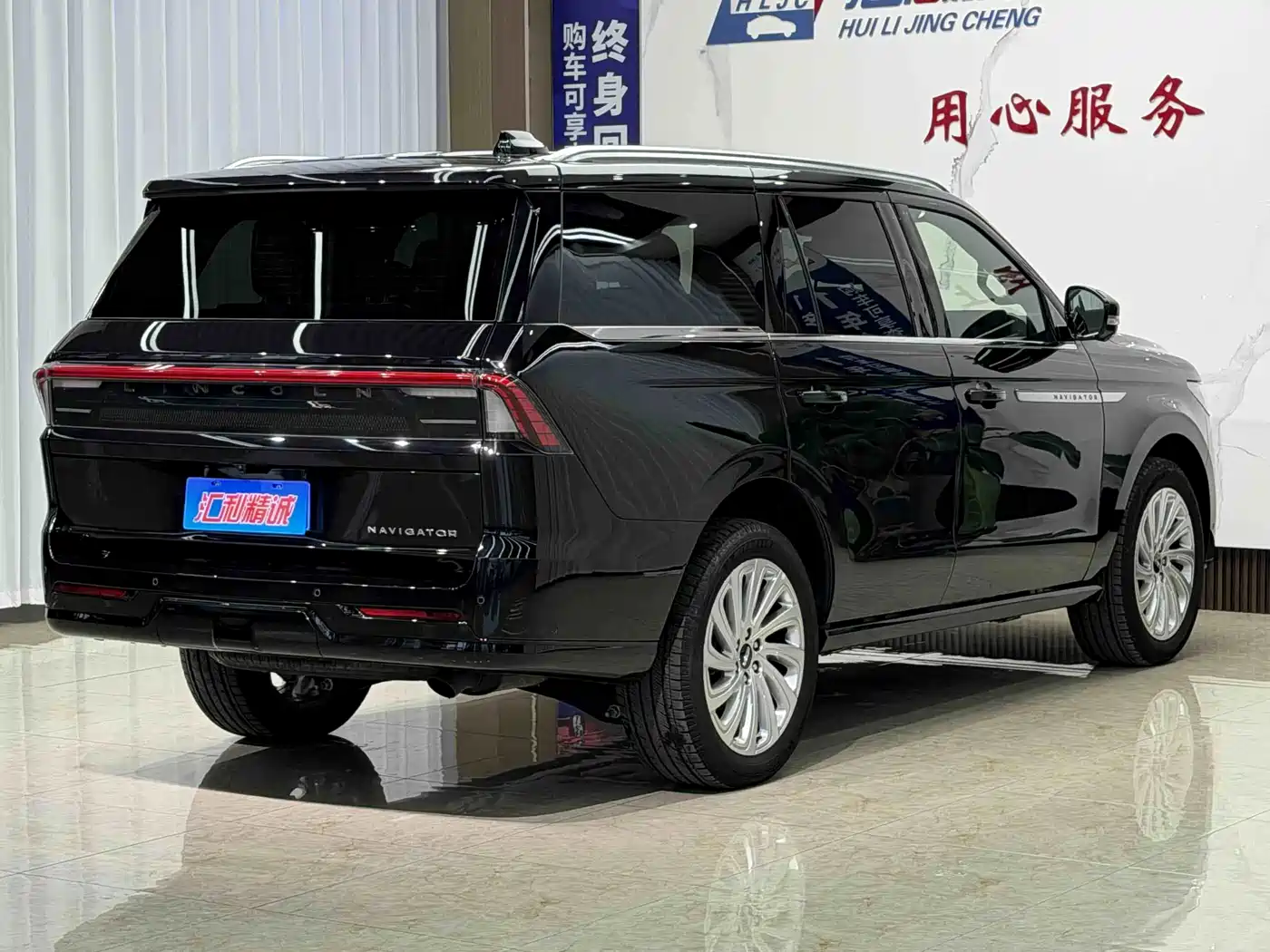 Фото 6 - Lincoln Navigator