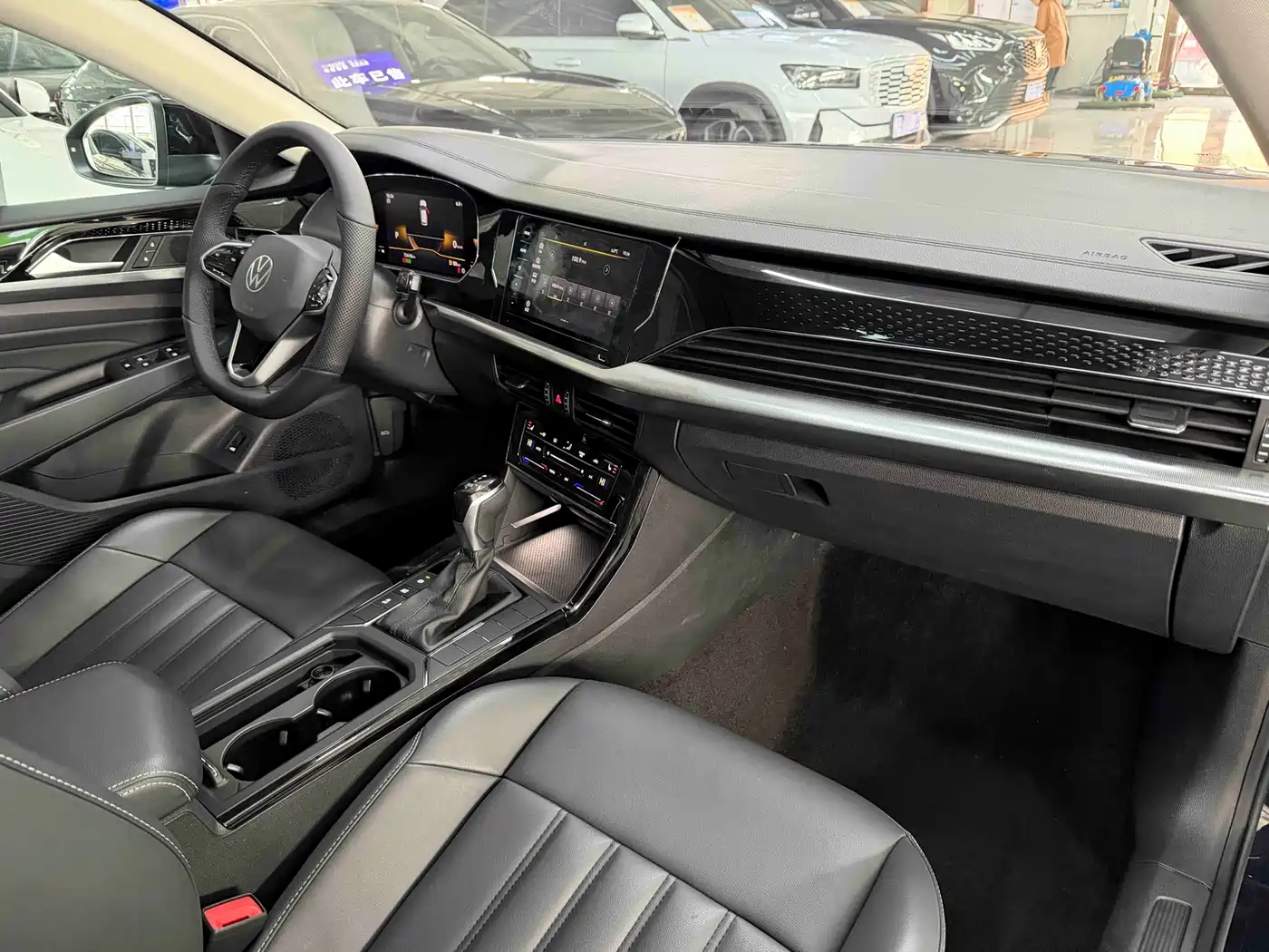 Volkswagen Passat 2022 280TSI Elite Edition фото 17