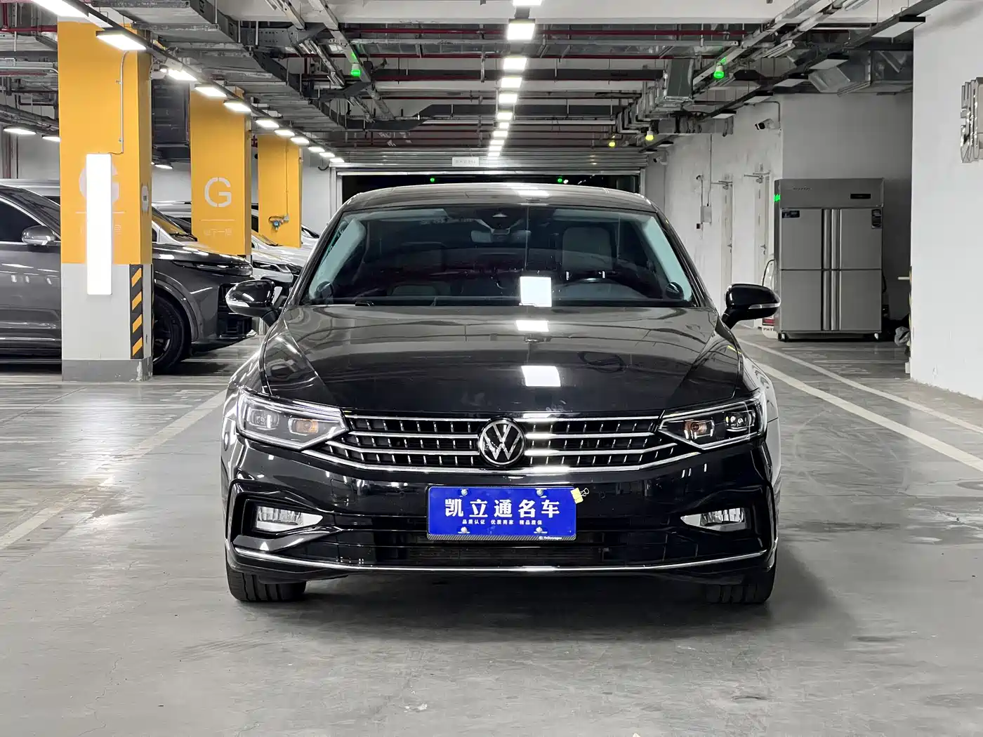Volkswagen Magotan 2023 Model 2 Million Commemorative Edition 330TSI DSG Luxury фото 2