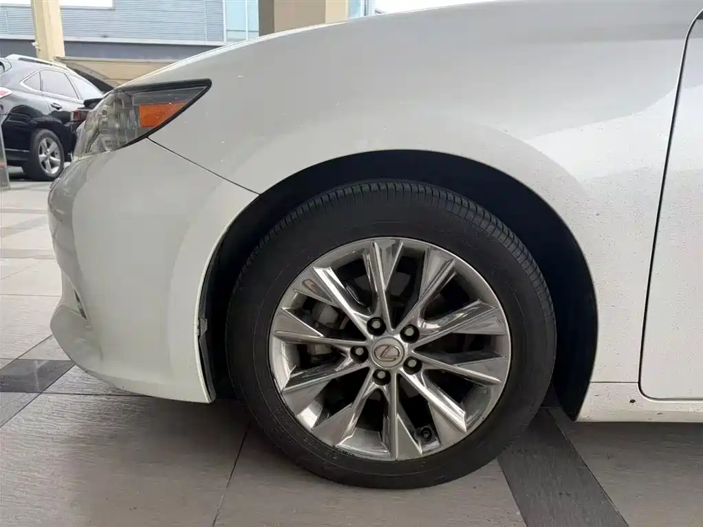 Lexus ES 2013 300h Elite Edition фото 6