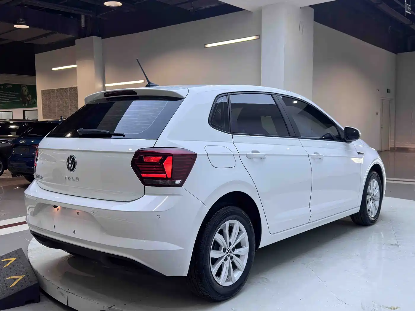 VOLKSWAGEN POLO