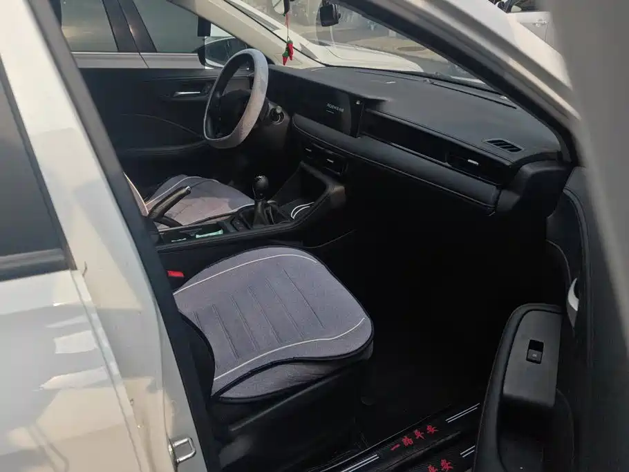 Фото 8 - Roewe i5