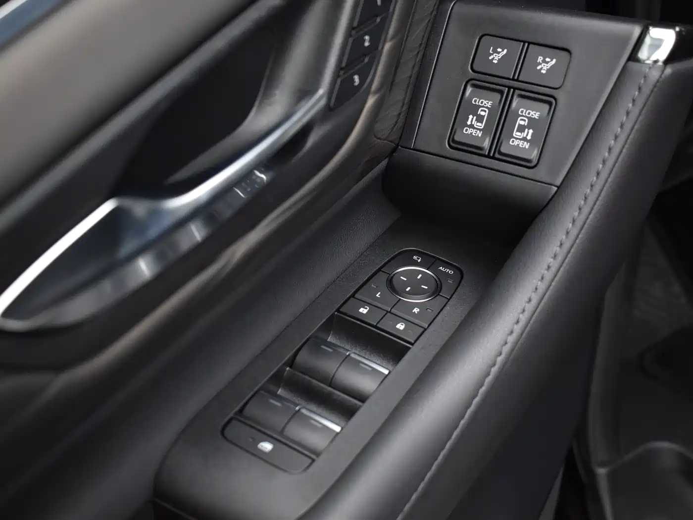 Toyota Vellfire 2024 Crown Hybrid 2.5L Executive Premium Edition фото 19