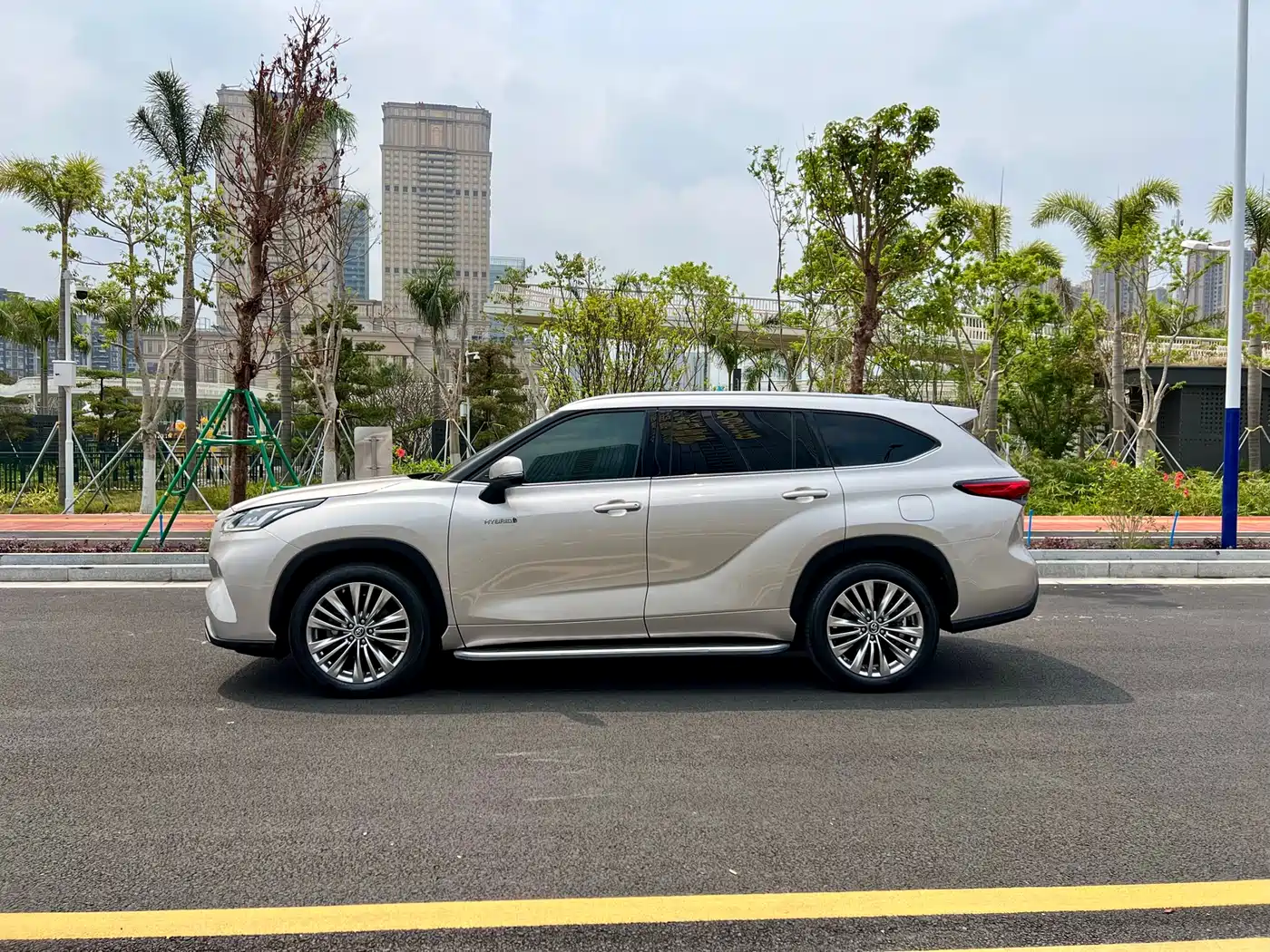 Toyota Highlander 2022 Dual Engine 2.5L 4WD Supreme Edition 7-Seater фото 6