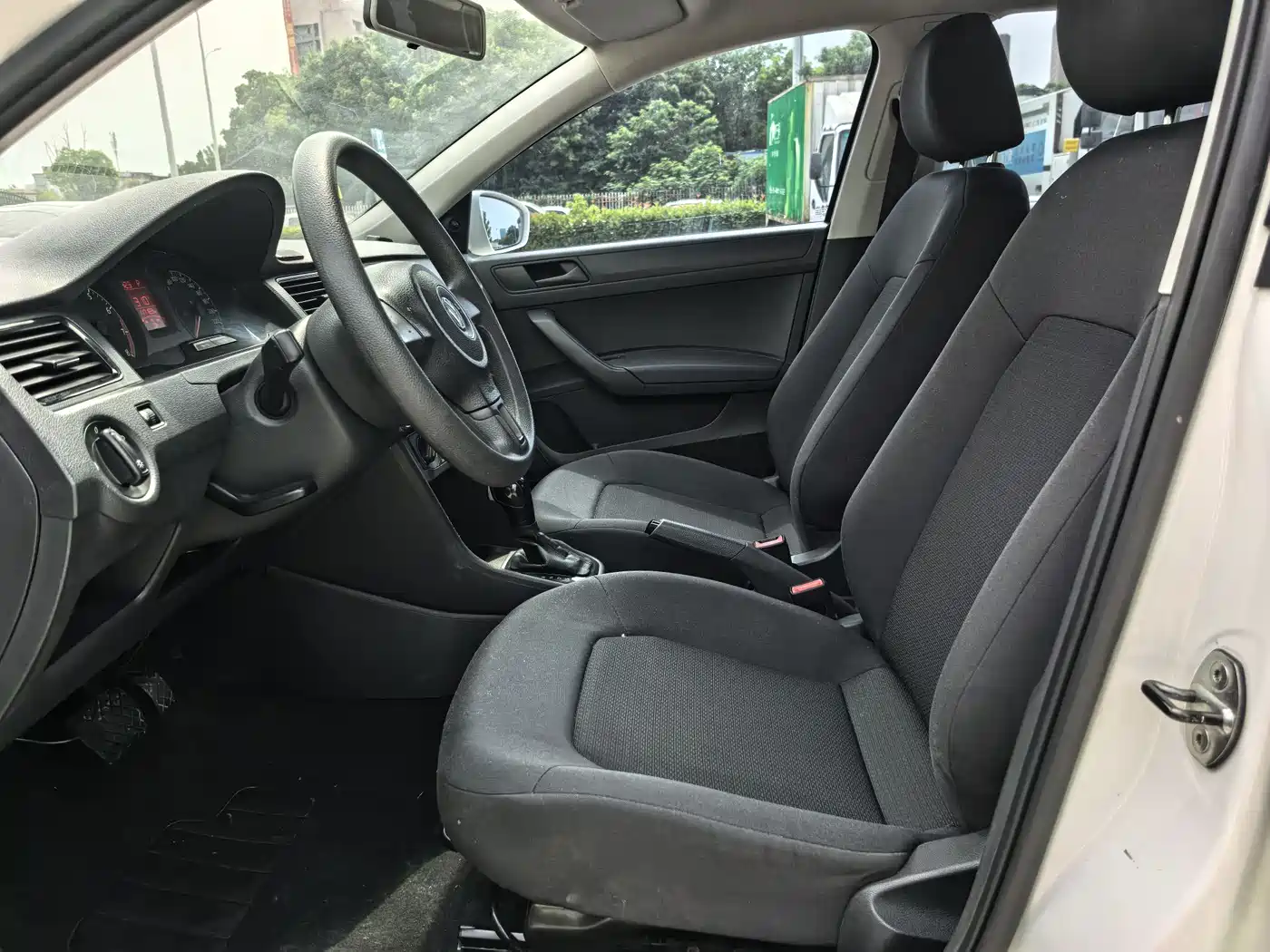 Volkswagen Santana 2013 1.6L Automatic Trend Edition фото 4