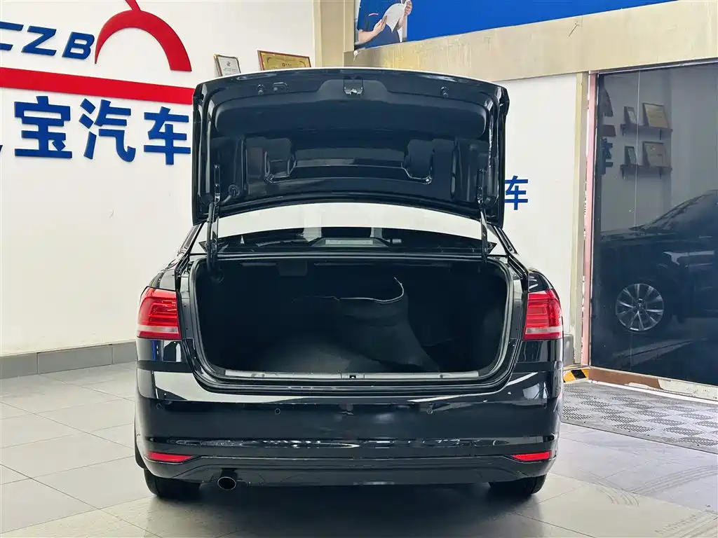 Volkswagen Lavida 2017 1.6L Automatic Comfort Edition фото 9