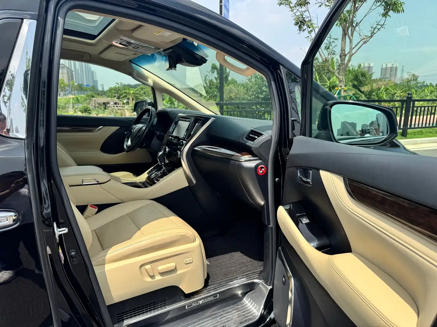 Toyota Alphard 2020 Hybrid 2.5L Luxury Edition фото 4