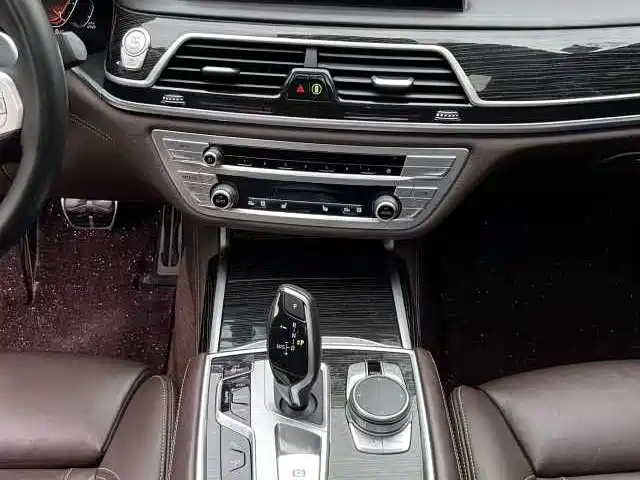 BMW 7 Series 2021 Model 730Li M Sport Package фото 11