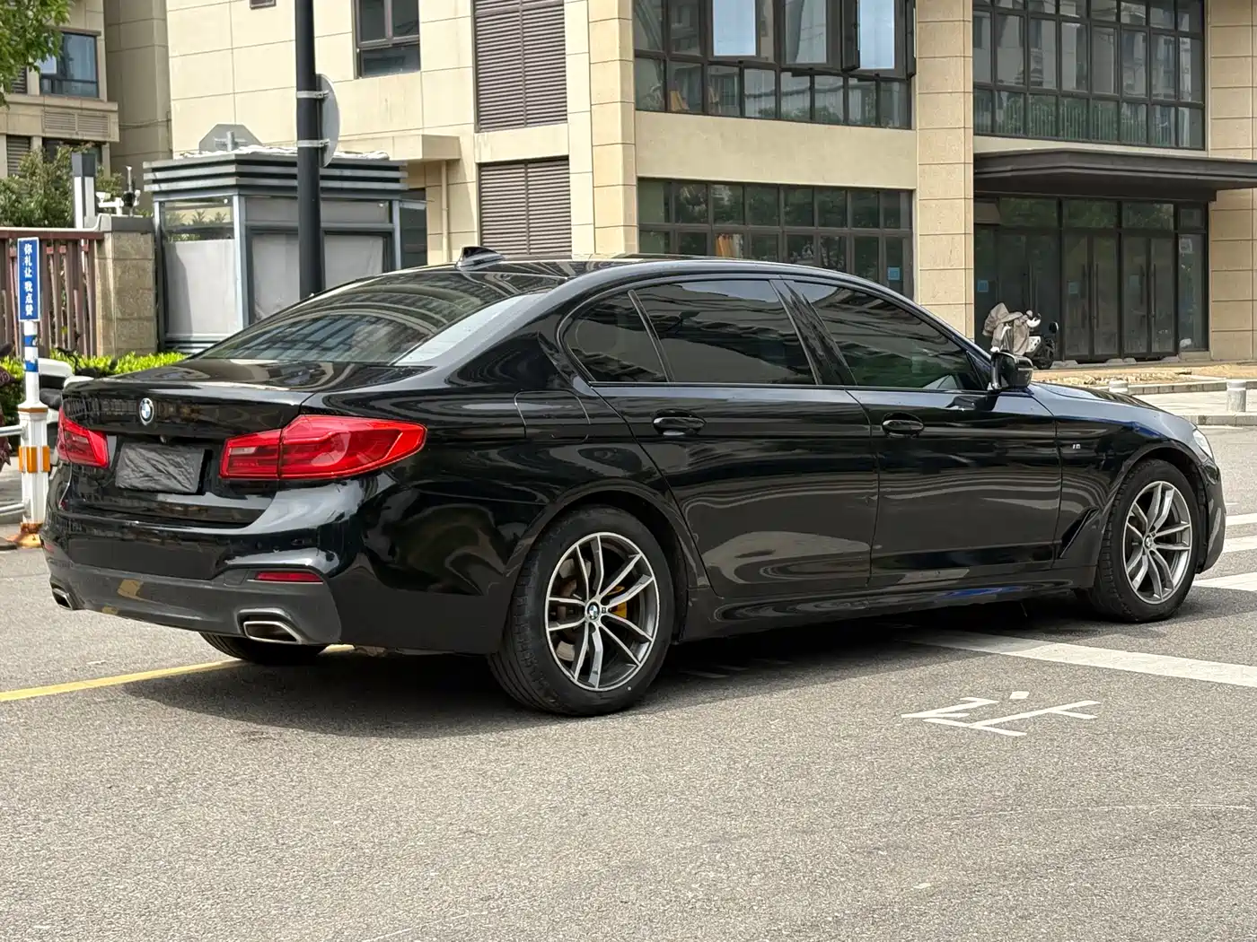 BMW 5 Series 2019 525Li M Sport Package фото 4
