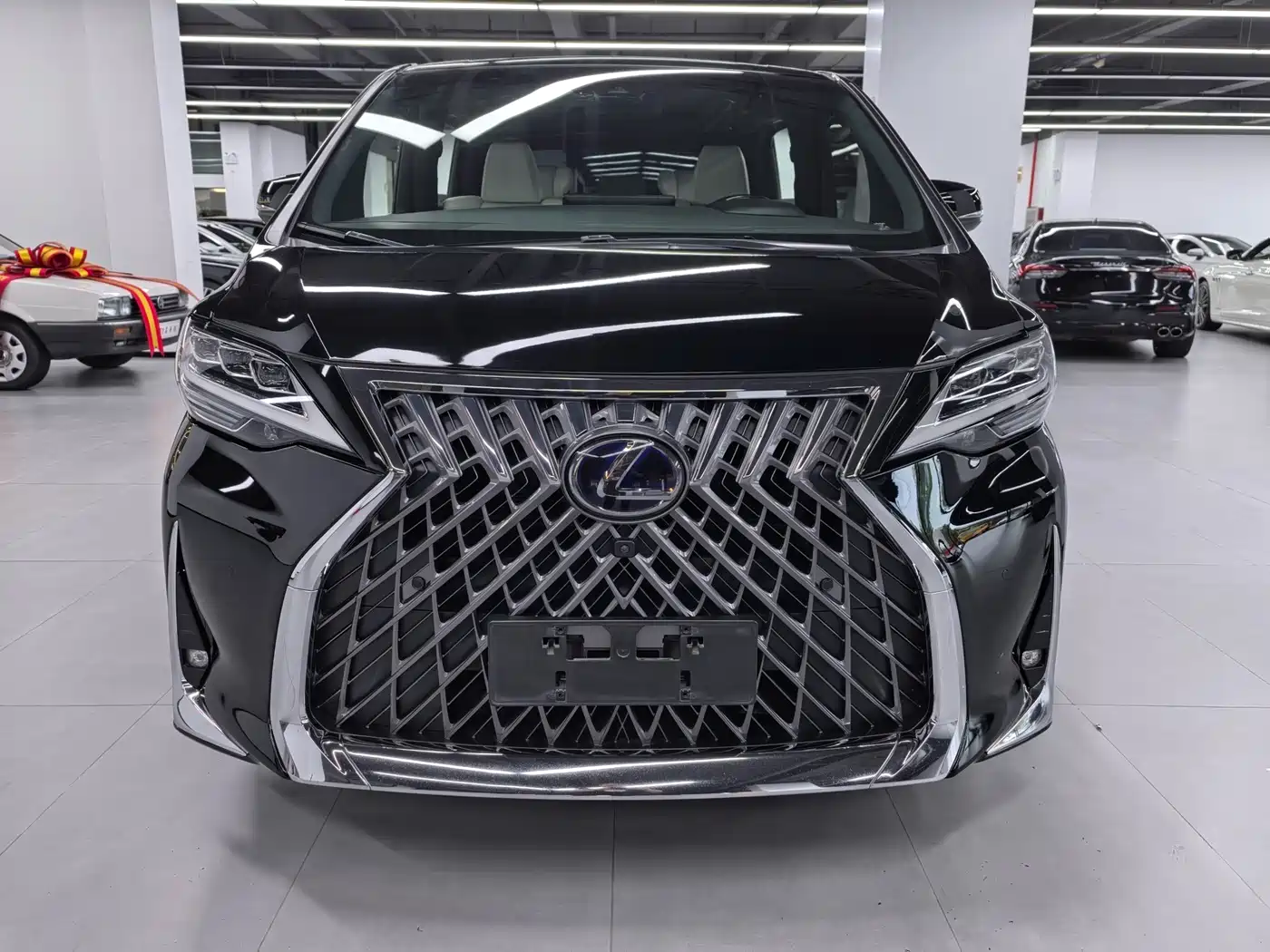 Lexus LM 2020 300h Seven-Seater Elegance Edition фото 2