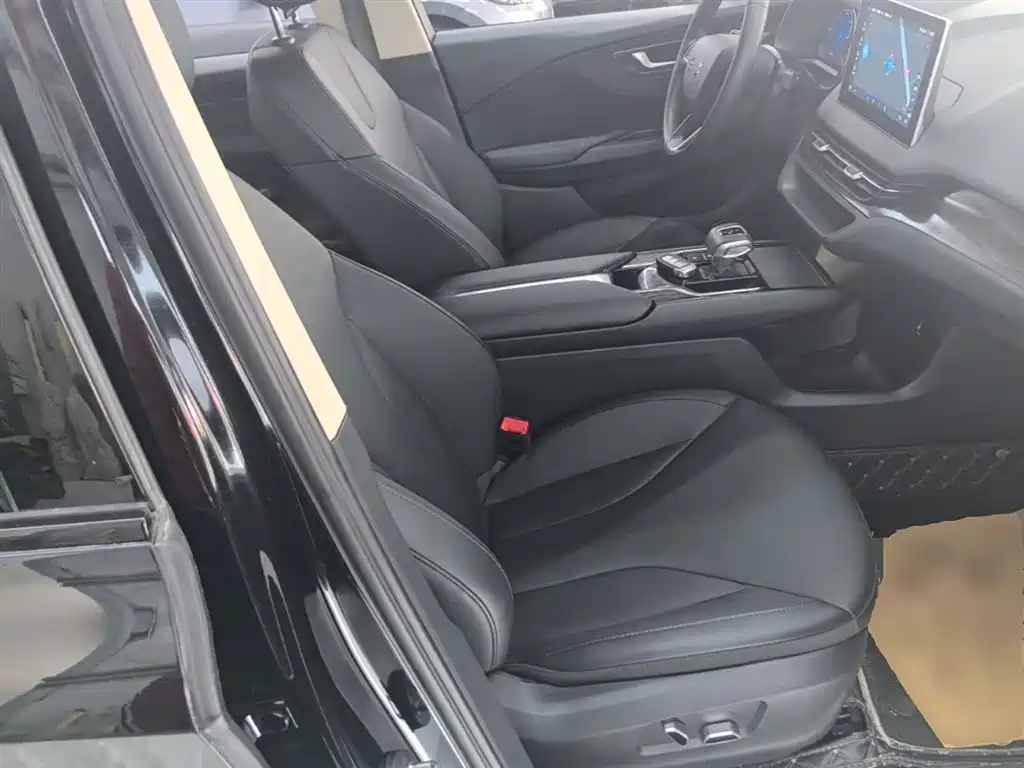 Hongqi E-QM5 2022 431km Charging Enjoyment Edition фото 25