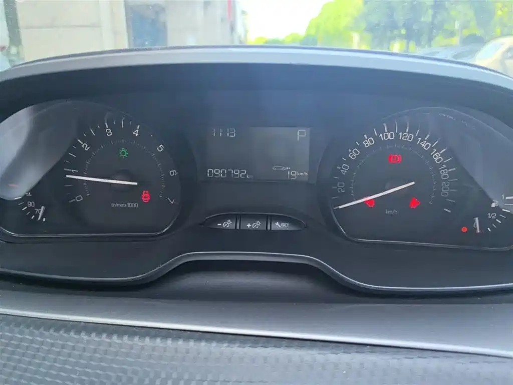 Peugeot 2008 2015 1.6L Automatic Cool Edition фото 12