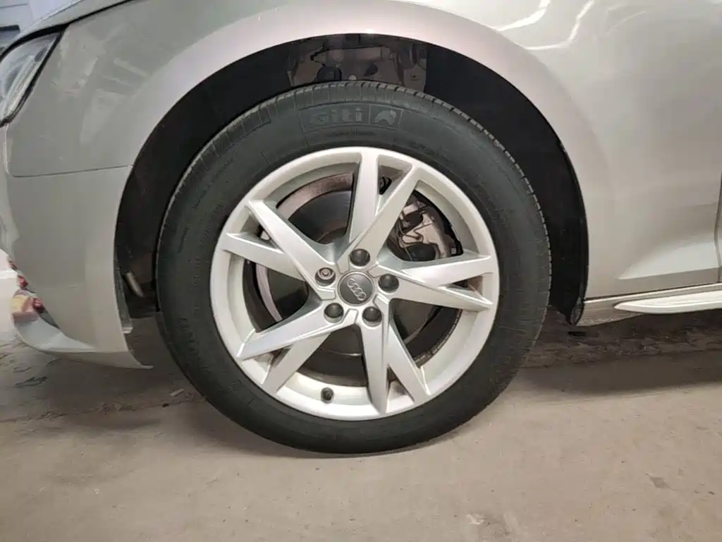 Фото 23 - Audi A4L