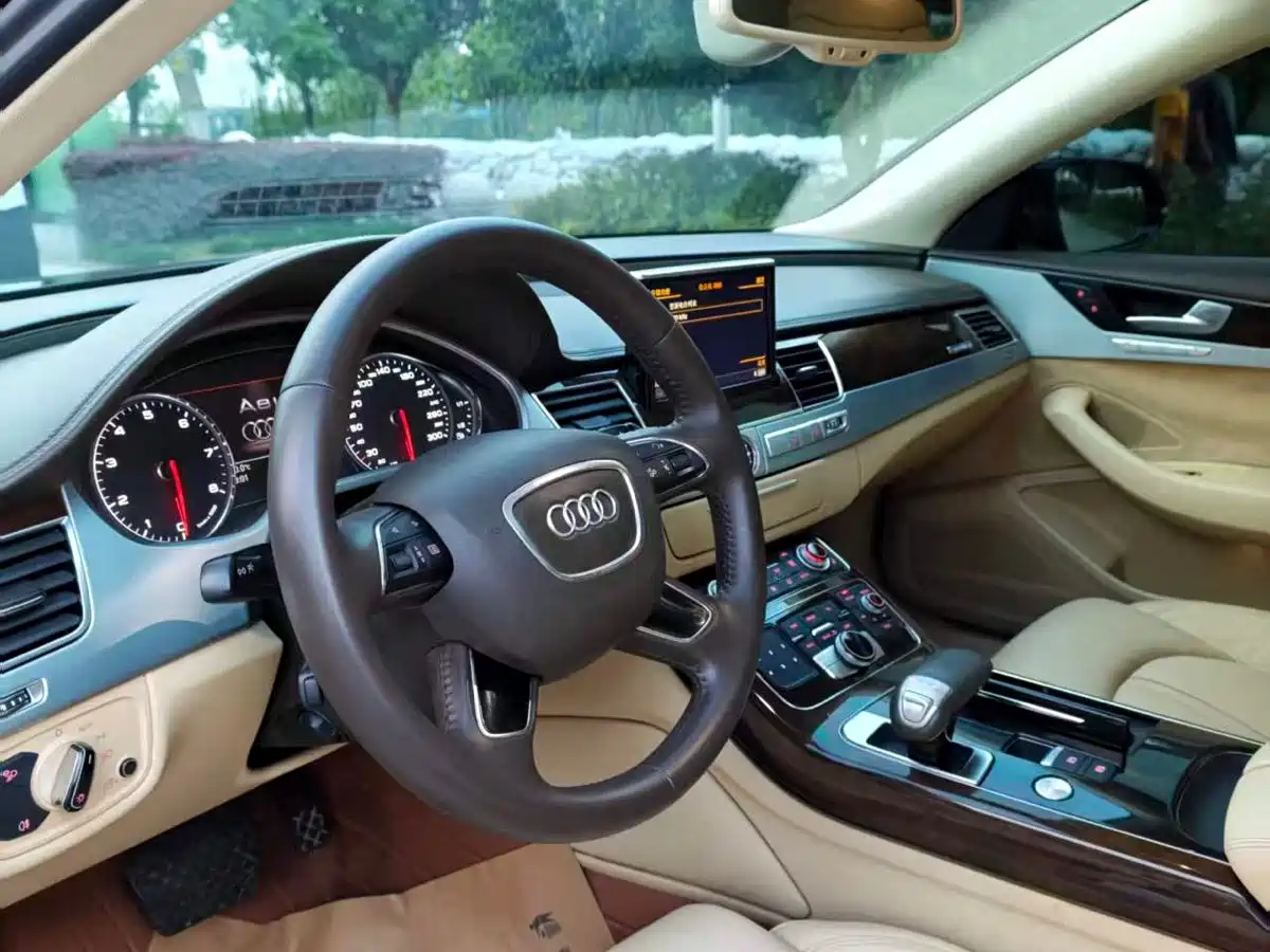 Фото 10 - Audi A8