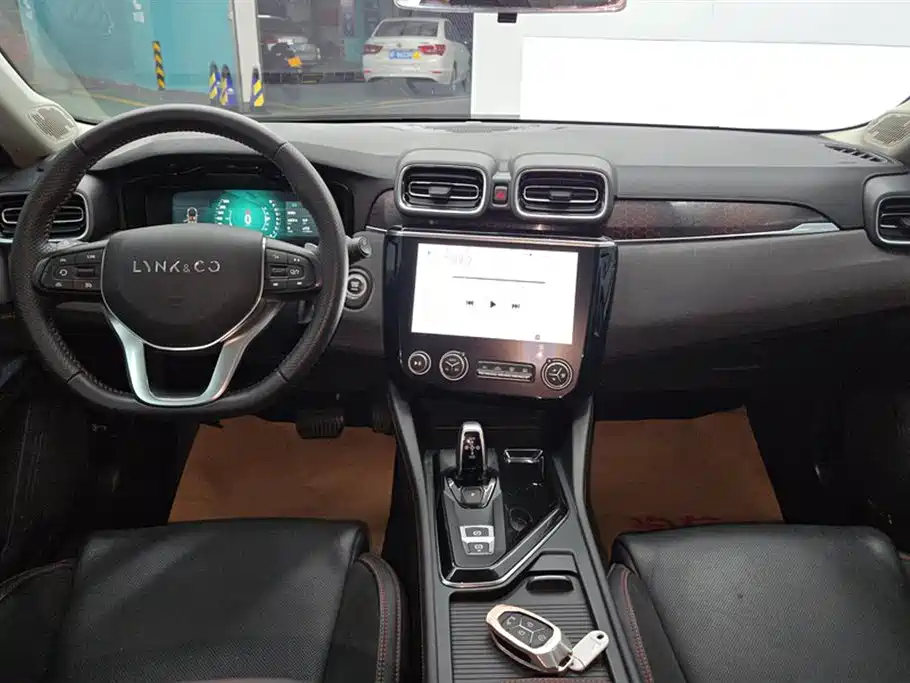 Lynk & Co 02 2018 1.5T DCT 2WD Power Edition China V фото 12
