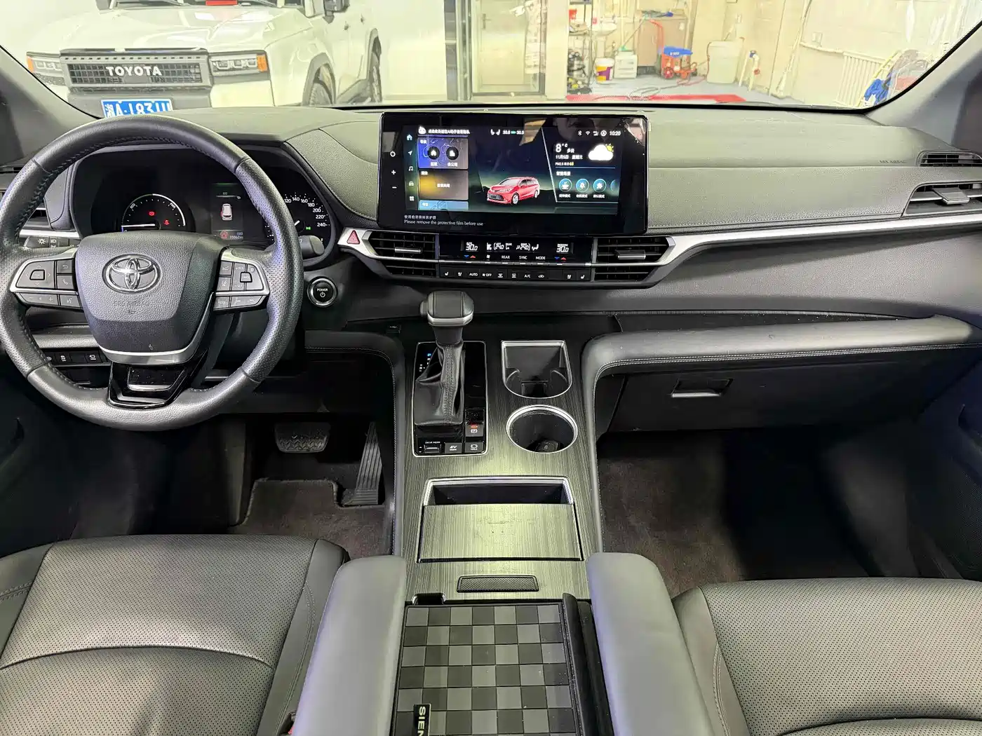 Toyota Sienna 2024 2.5L Hybrid 4WD Premium Edition фото 12