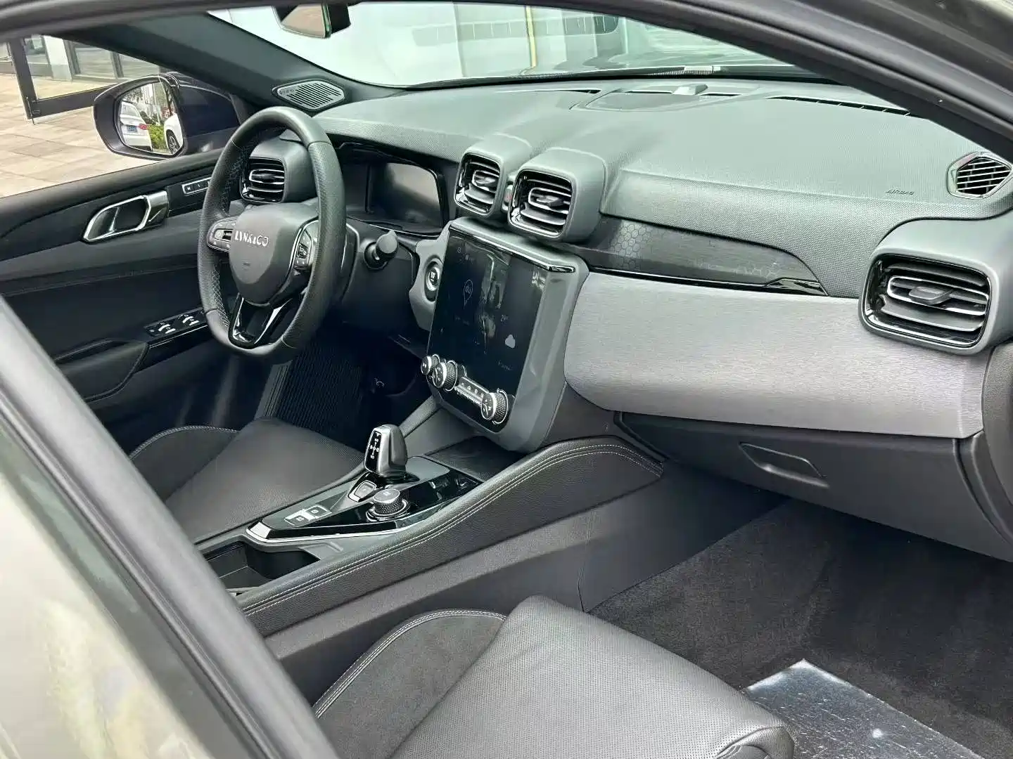 Фото 8 - Lynk & Co 03