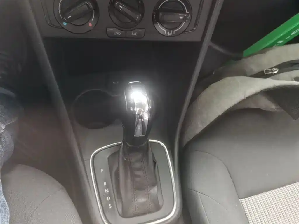 Volkswagen Polo 2016 1.4L Automatic Trend фото 14