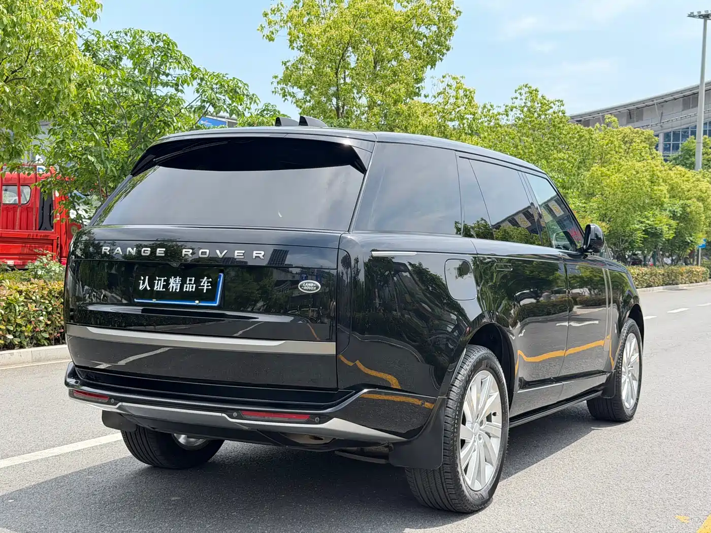 Land Rover Range Rover 2024 3.0 L6 400PS Golden Age Extended 7-Seater фото 7
